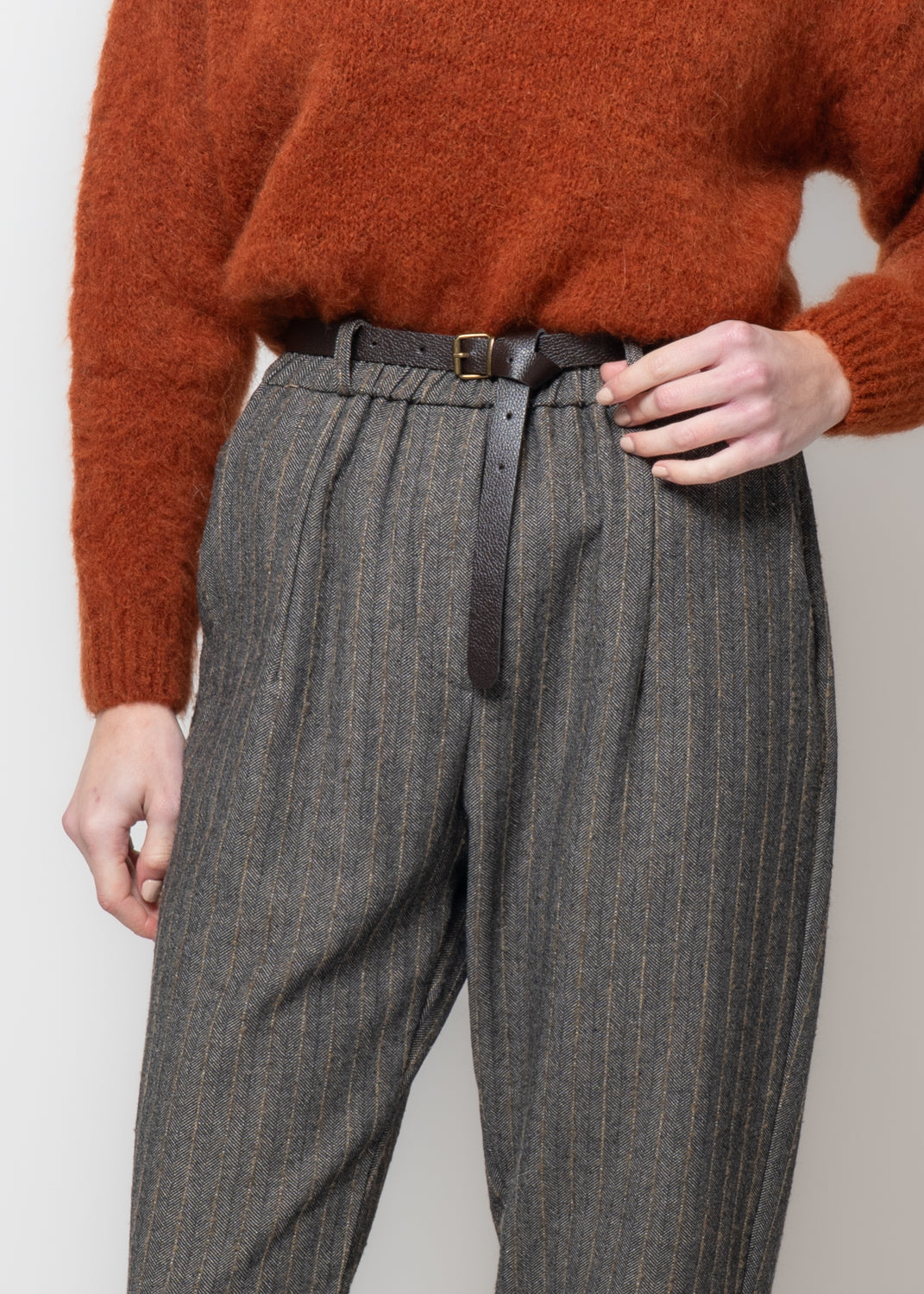 Pantalone gessato con cintura in vita