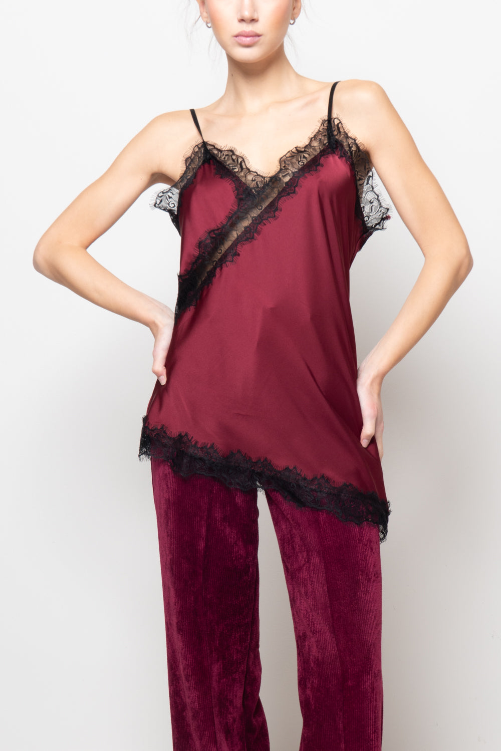 Abito satin con profili in pizzo