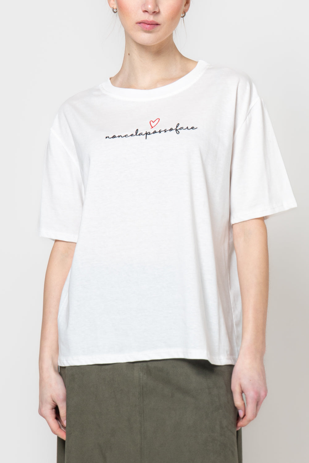 T shirt con scritta ricamata