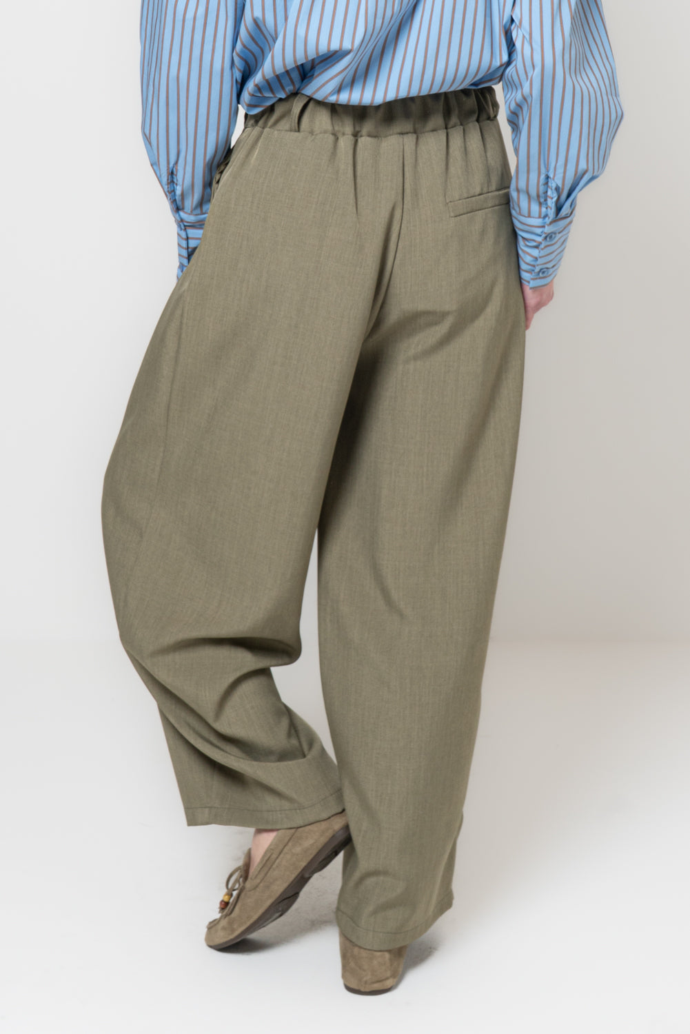 Pantalone baggy con bottone storto
