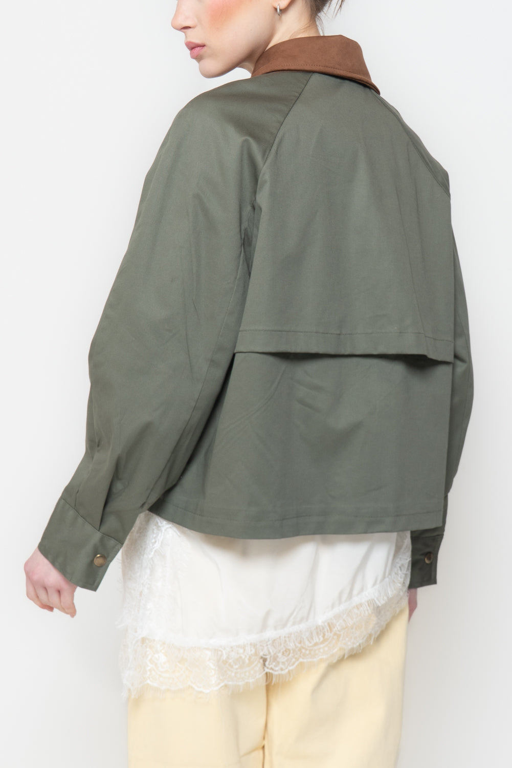 Giacca Crop Strutturata con Colletto a Contrasto