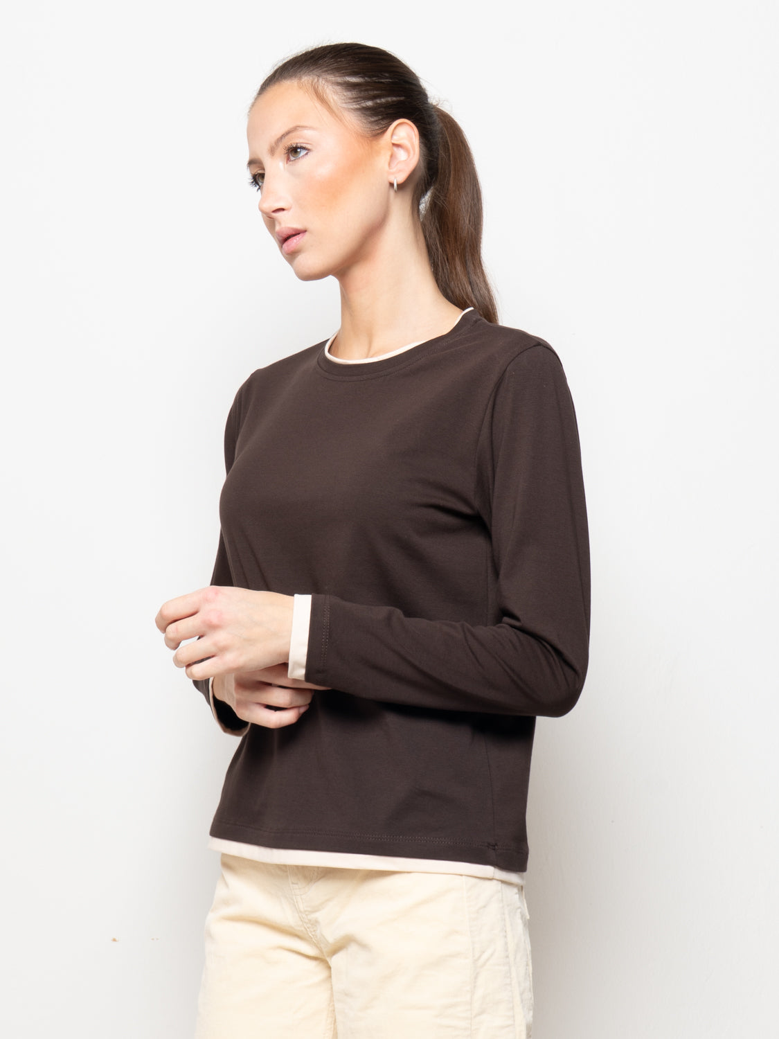 T-shirt girocollo con bordi a contrasto