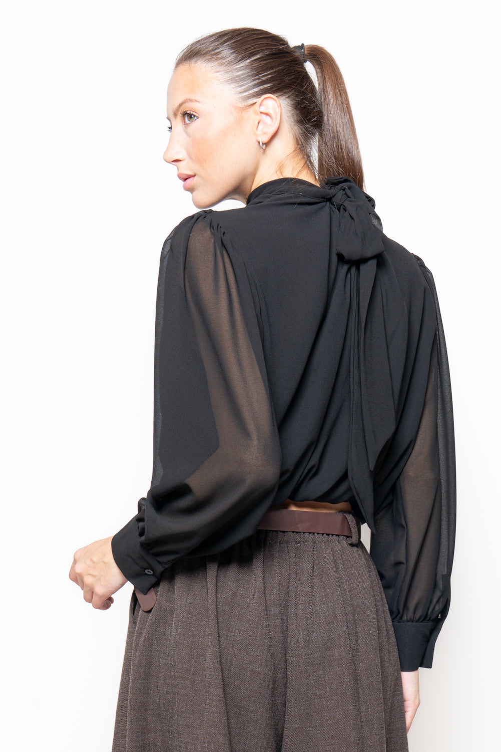 Blusa crop con drappeggio incrociato