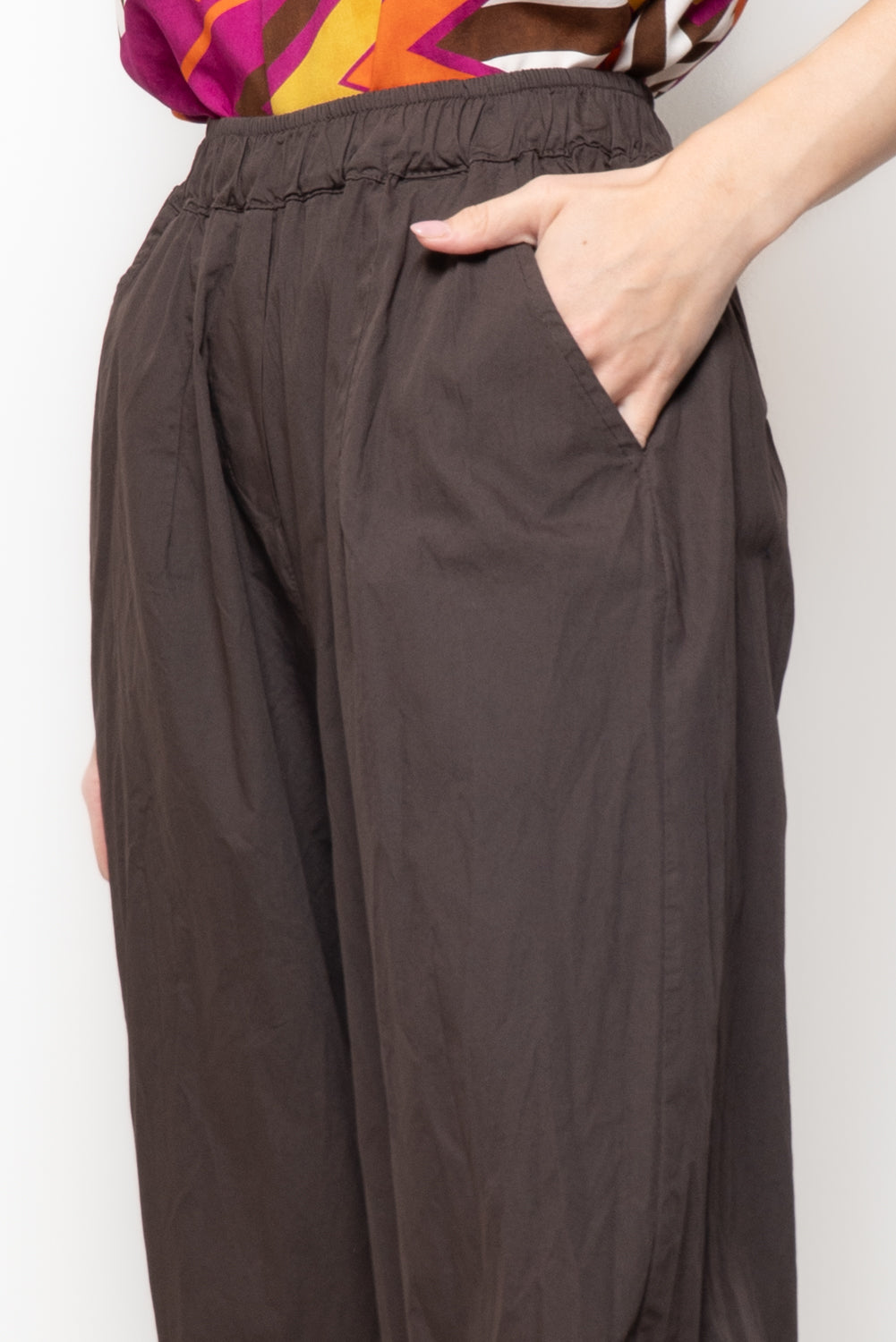 Pantalone barrel con maxi tasca