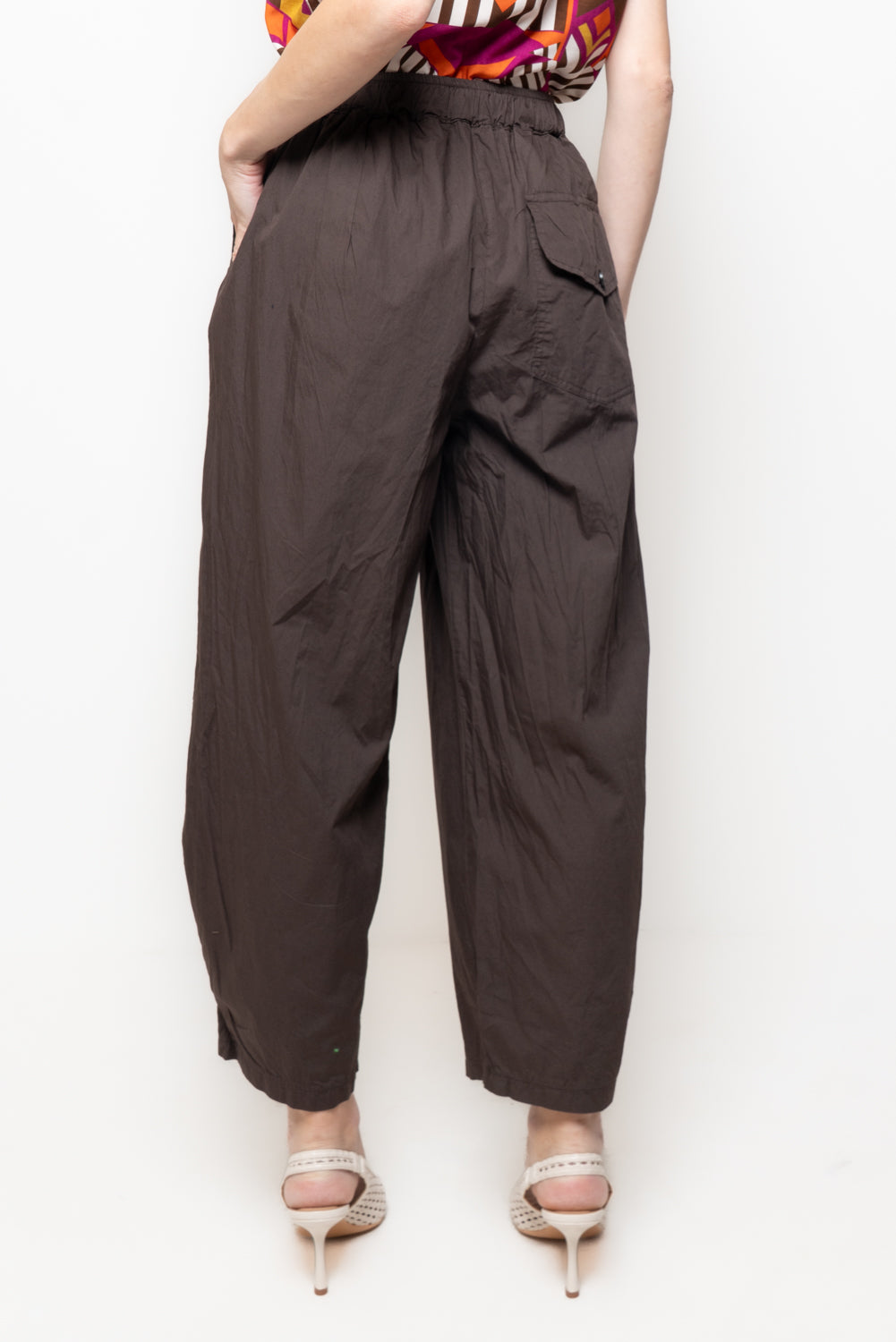 Pantalone barrel con maxi tasca