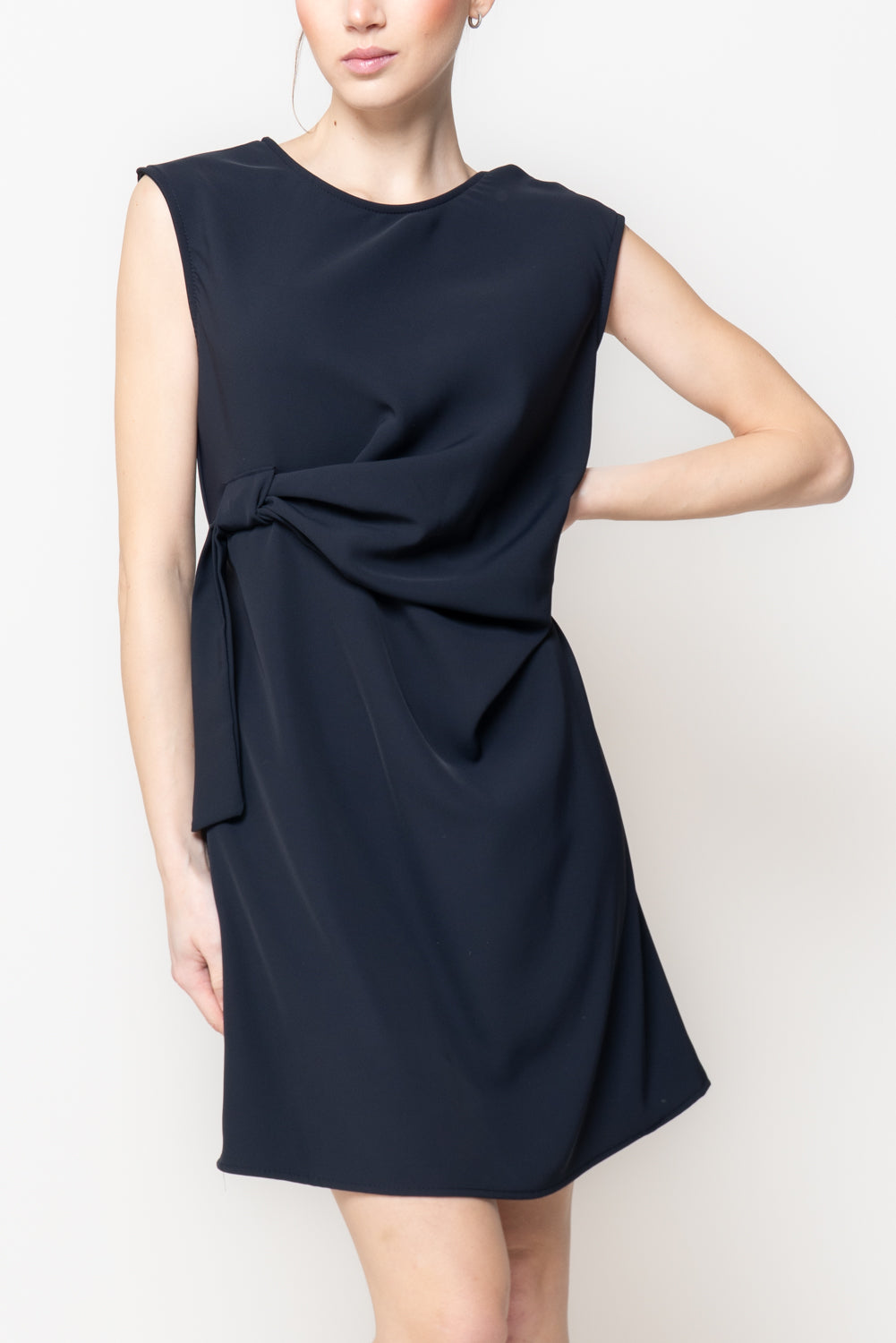 Abito Smanicato con Nodo e Drappeggio