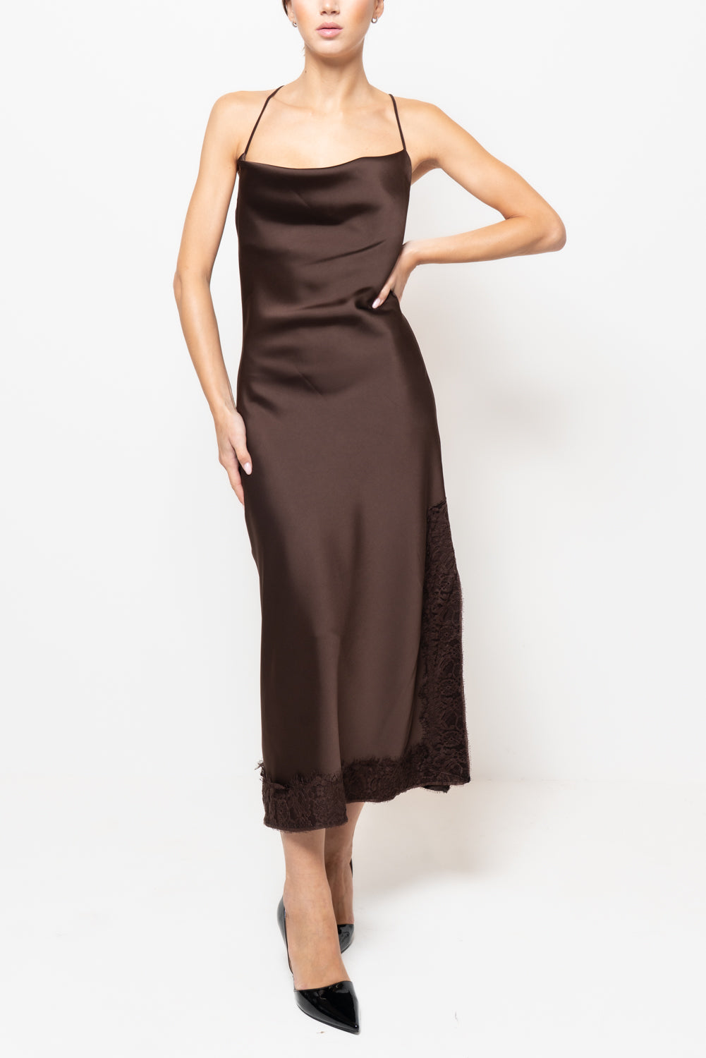 Abito in satin con intarsi in pizzo