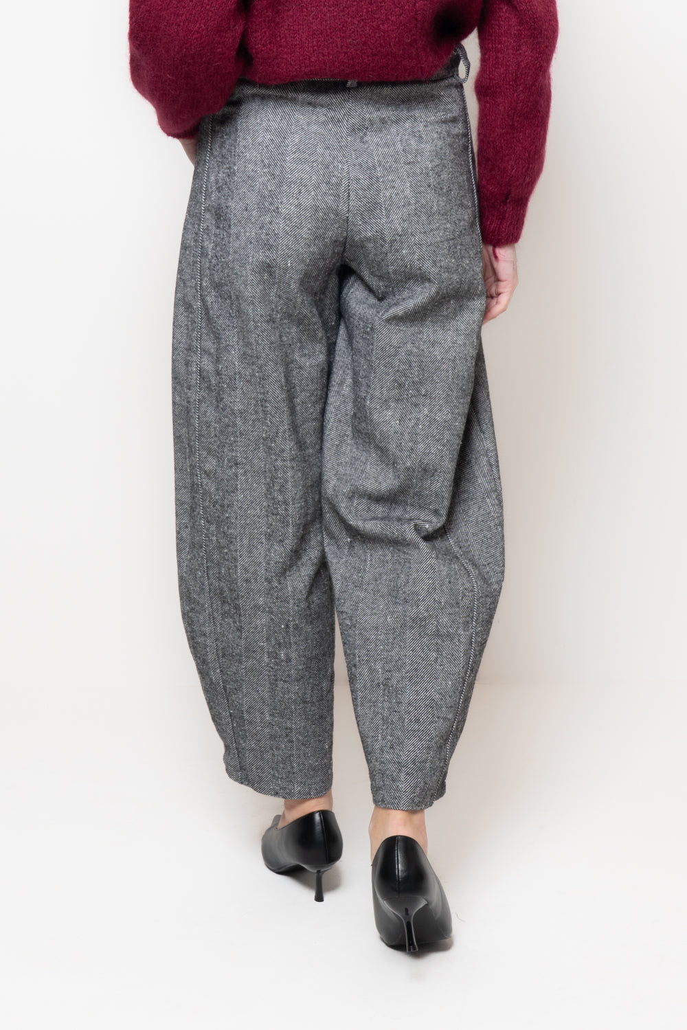 Pantalone barrel in tessuto spigato