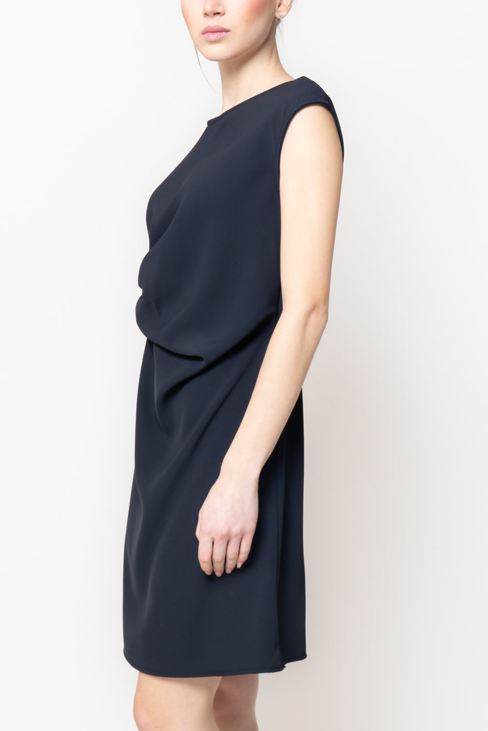 Abito Smanicato con Nodo e Drappeggio