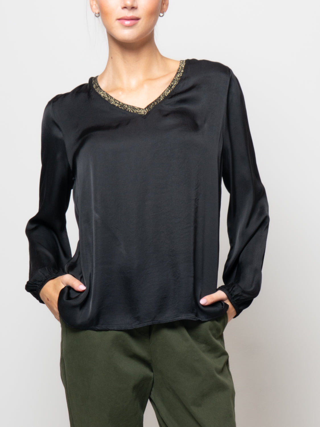 Blusa in satin con scollo a V