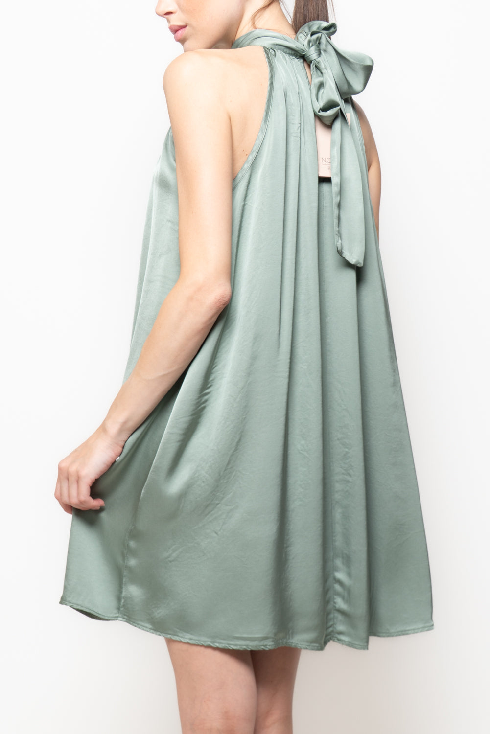 Abito in Satin con Scollo all'Americana corto