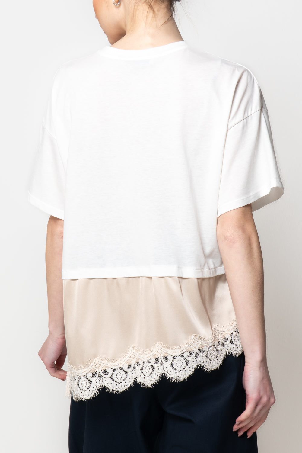 T-shirt con Fondo in Pizzo e Satin