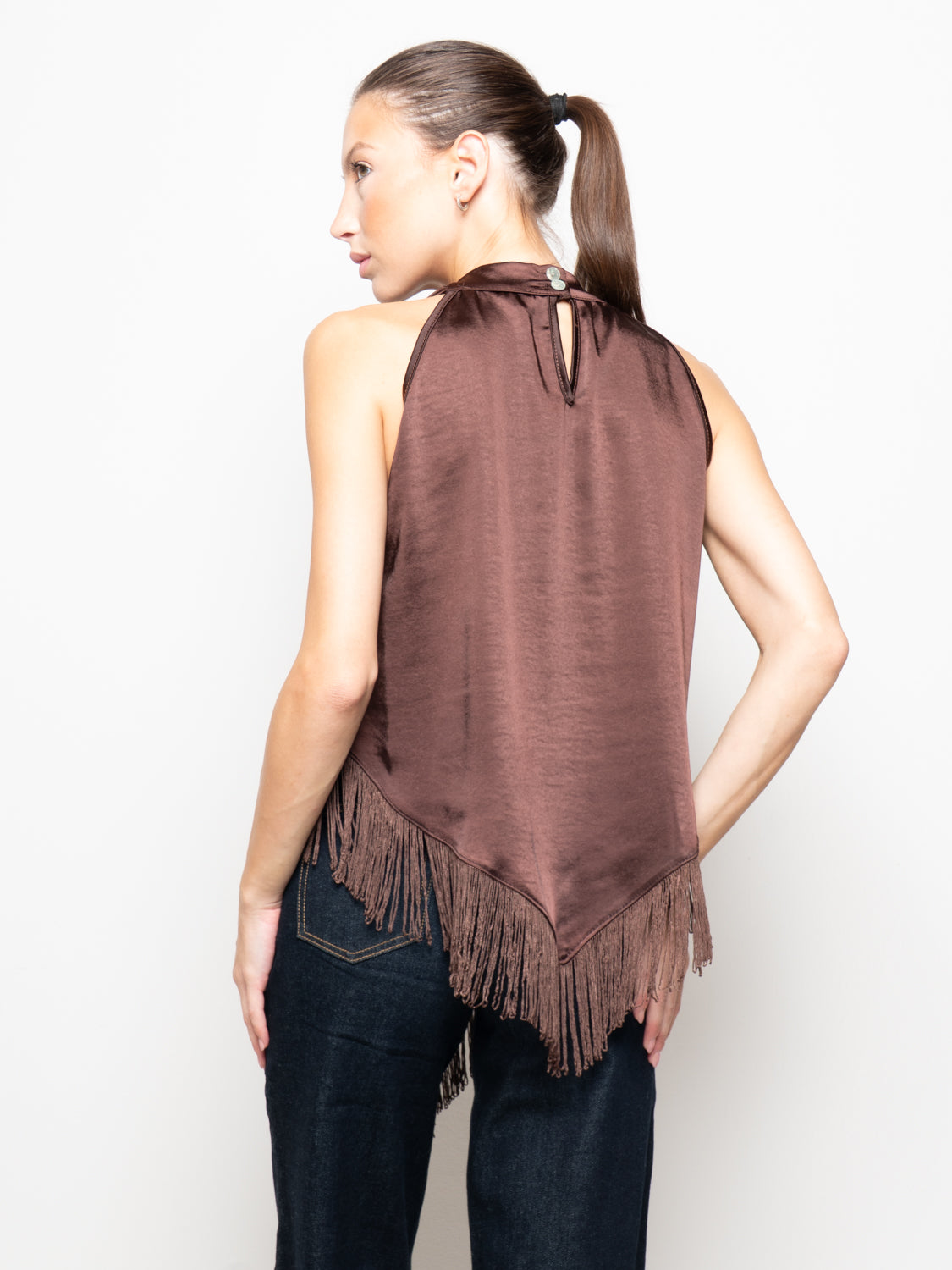 Top con scollo drappeggiato e frange