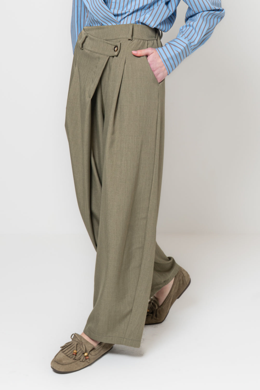 Pantalone baggy con bottone storto