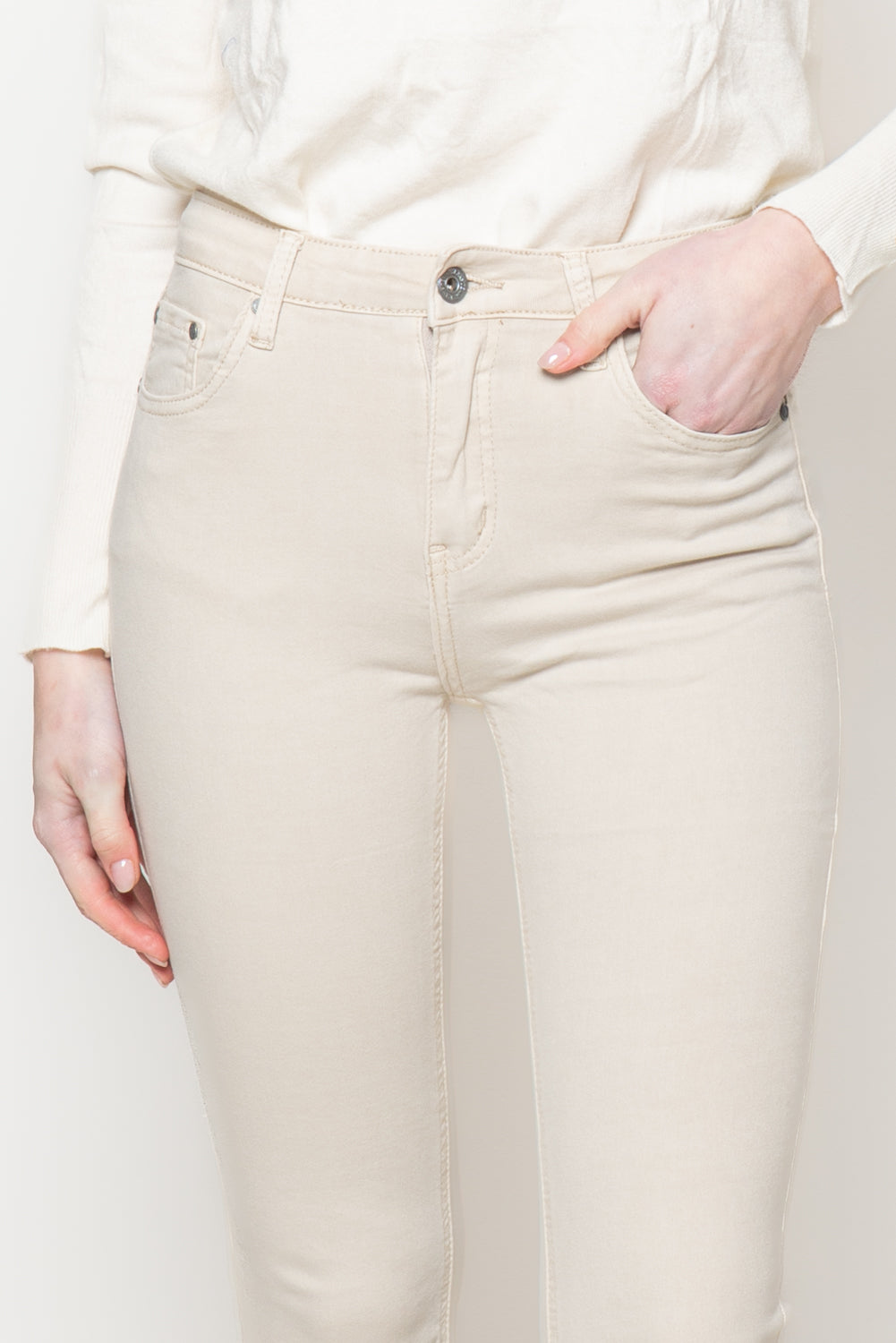 Pantalone flair crop sfrangiato