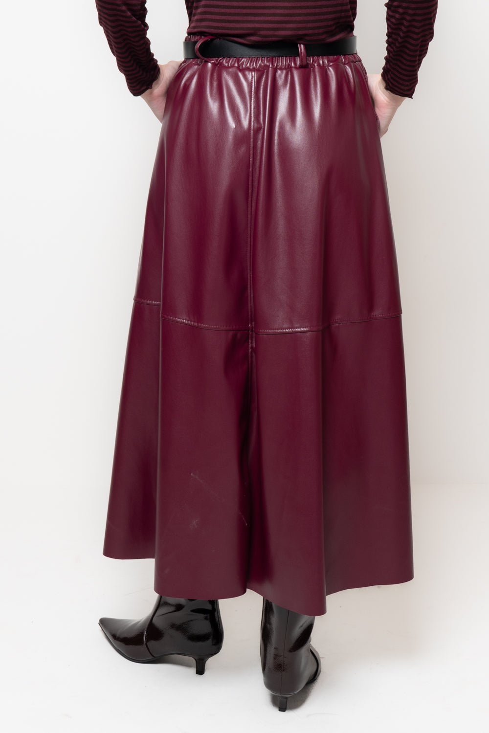 Gonna in ecopelle con cuciti frontali