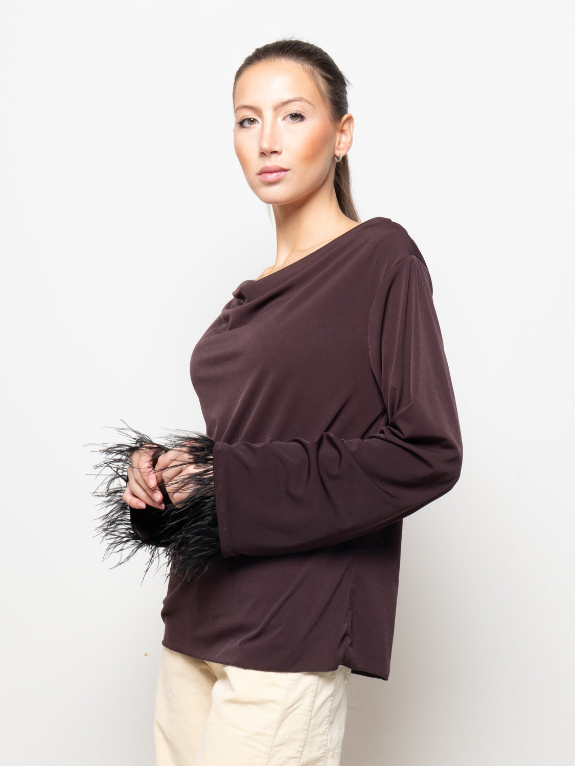 T-shirt con piume