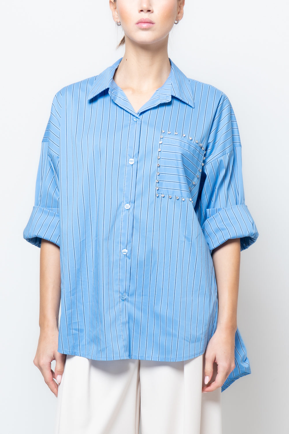 Camicia a righe con applicazioni