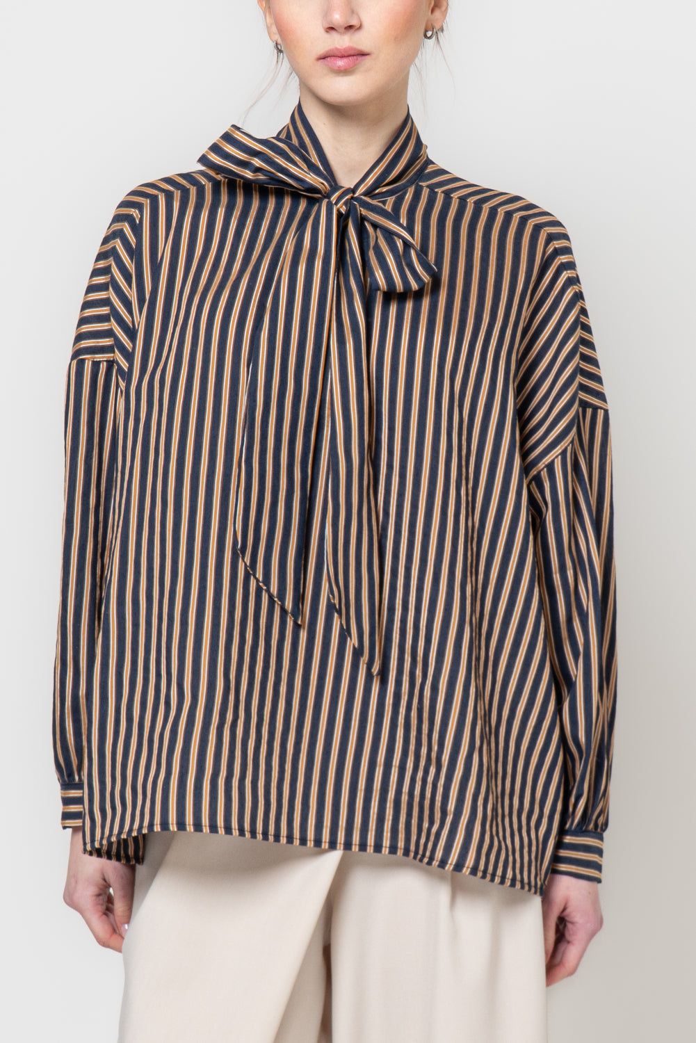 Camicia a righe con fiocco