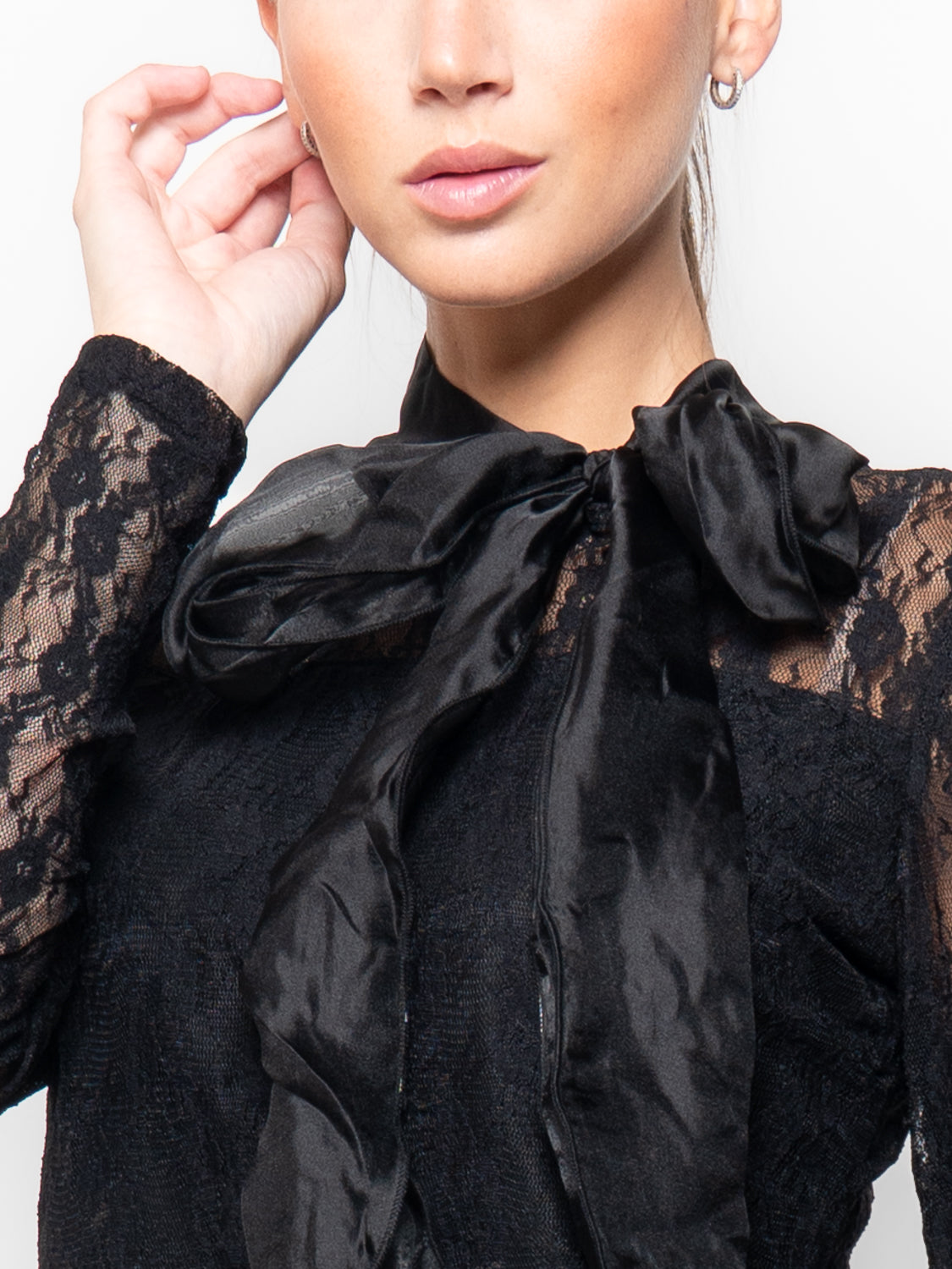 Blusa in pizzo con fiocco collo alto