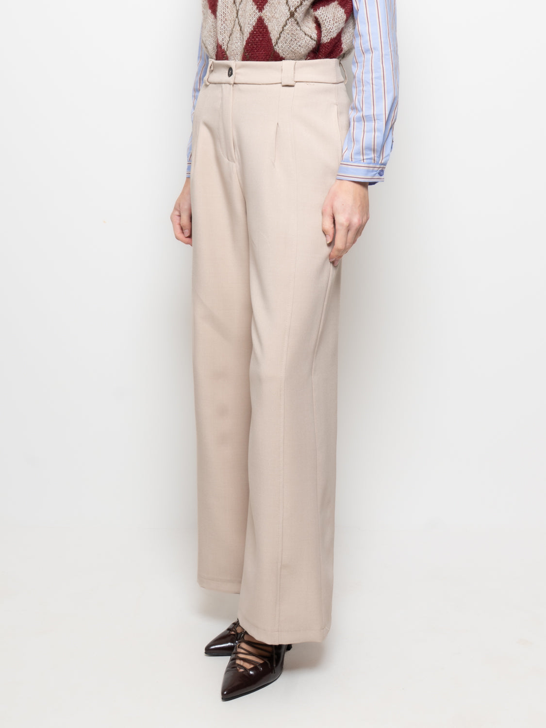 Pantalone con pences e cucitura frontale