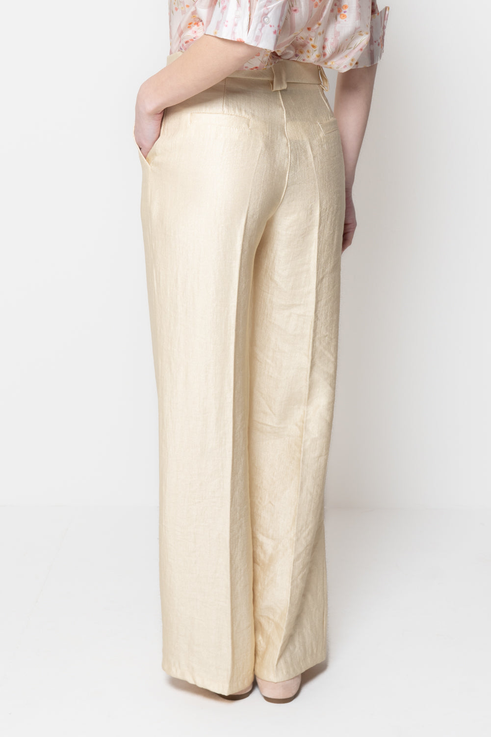 Pantalone dritto dal tessuto luminoso