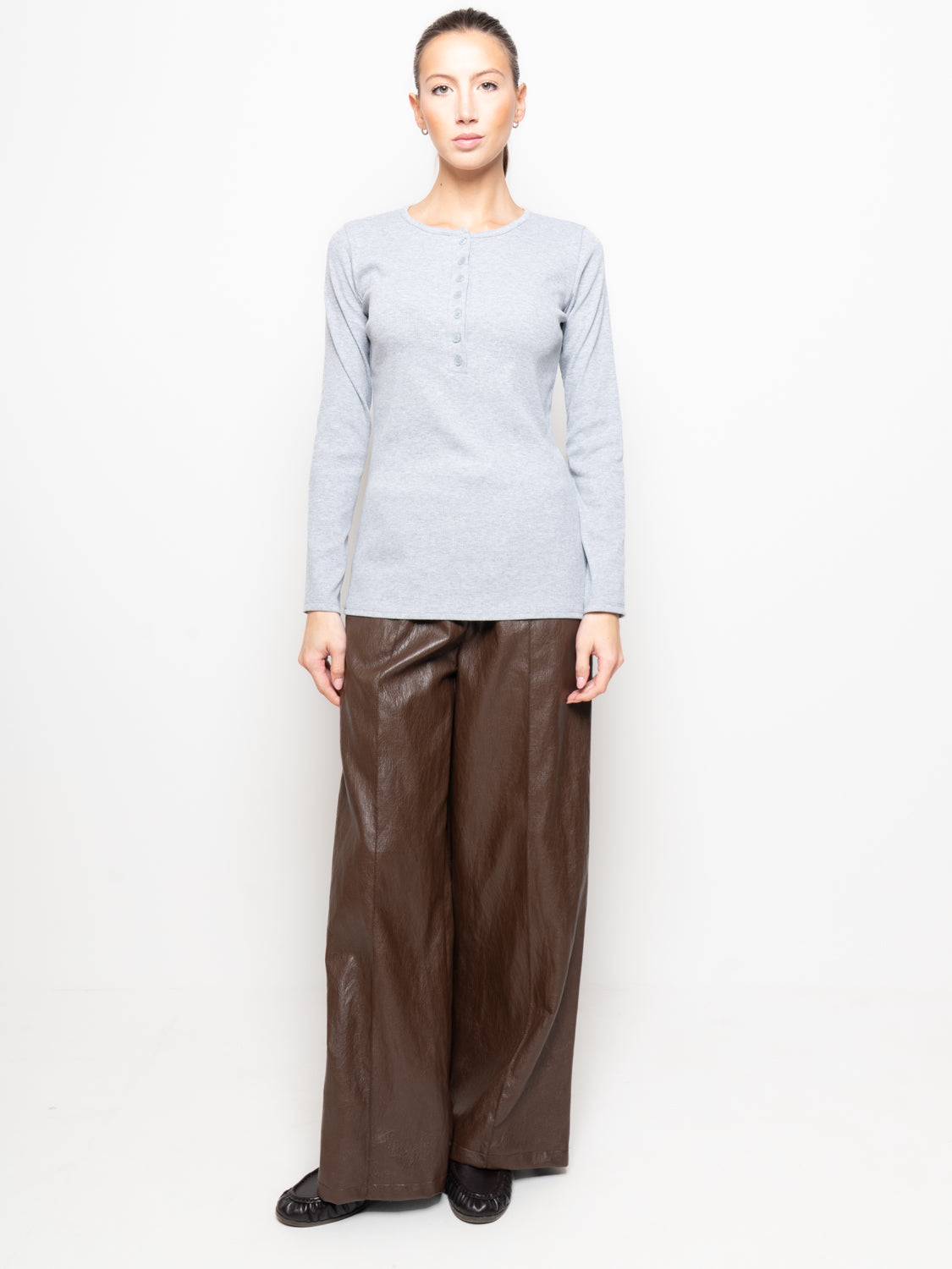 Maglia a costine con scollo a serafino