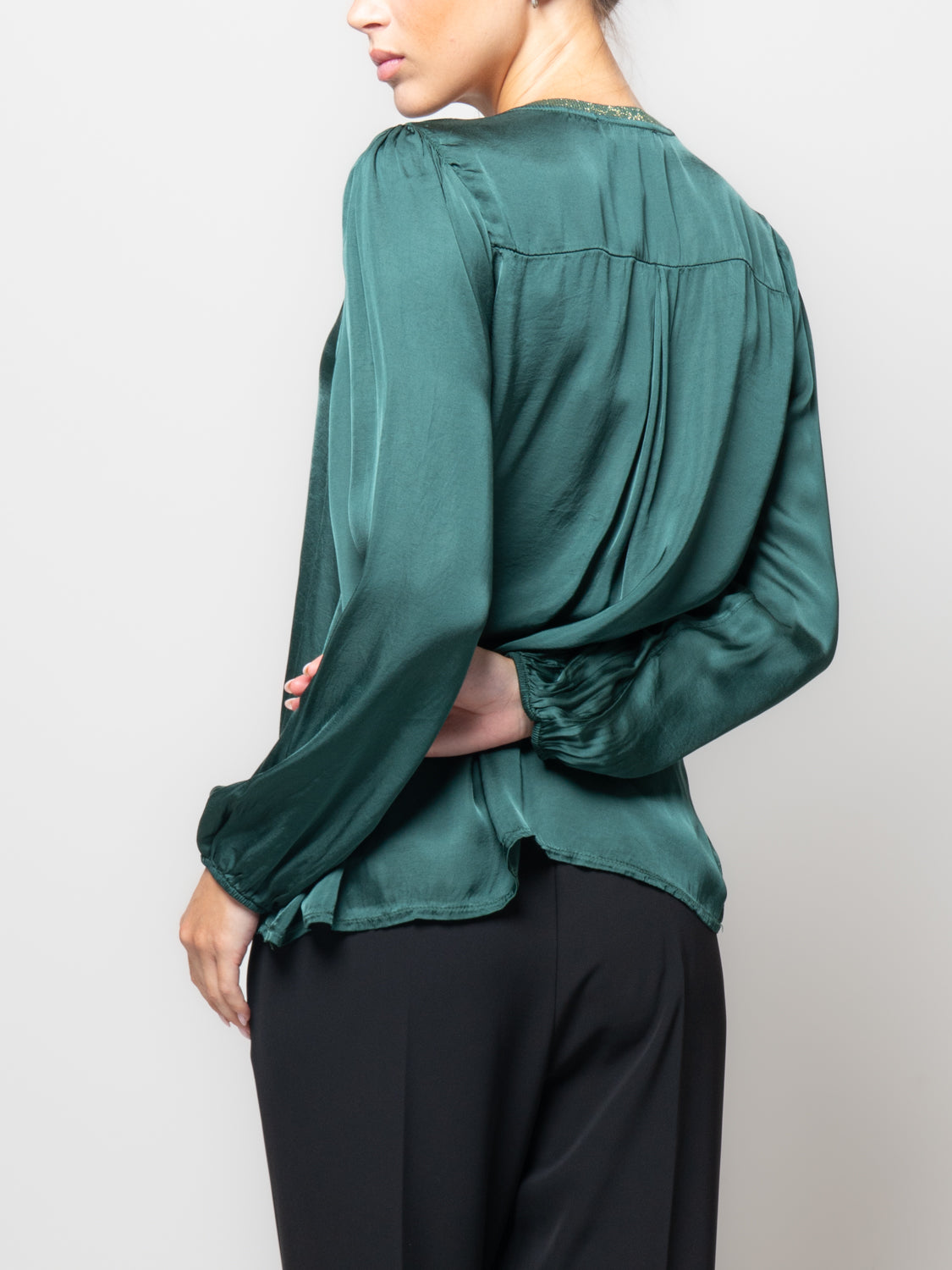 Blusa in satin con scollo a V