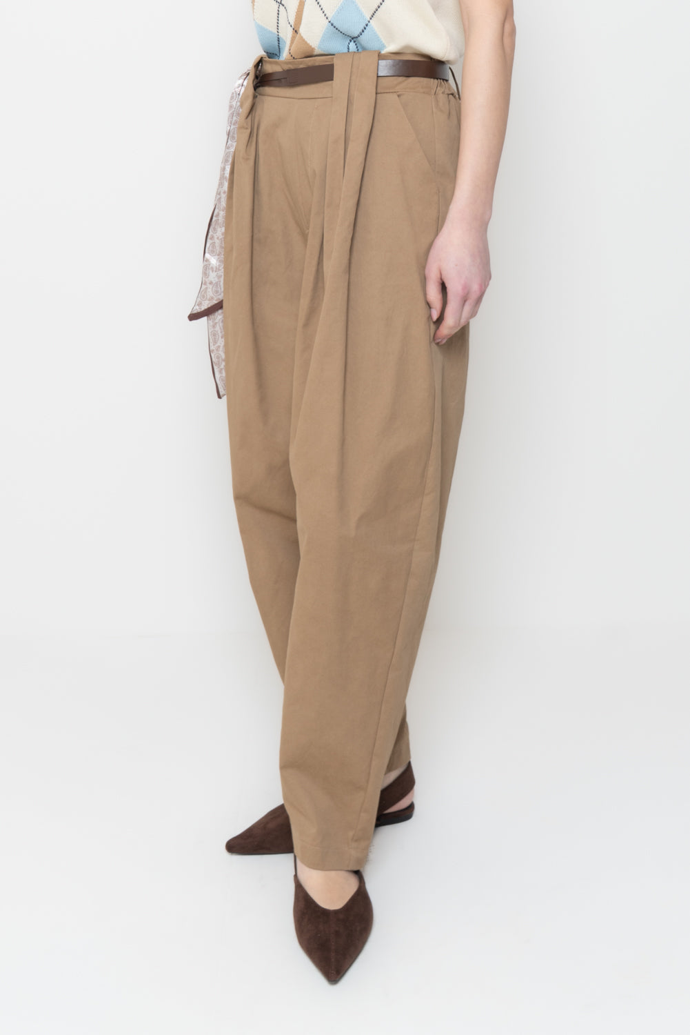 Pantaloni a Carota con Cintura e Foulard