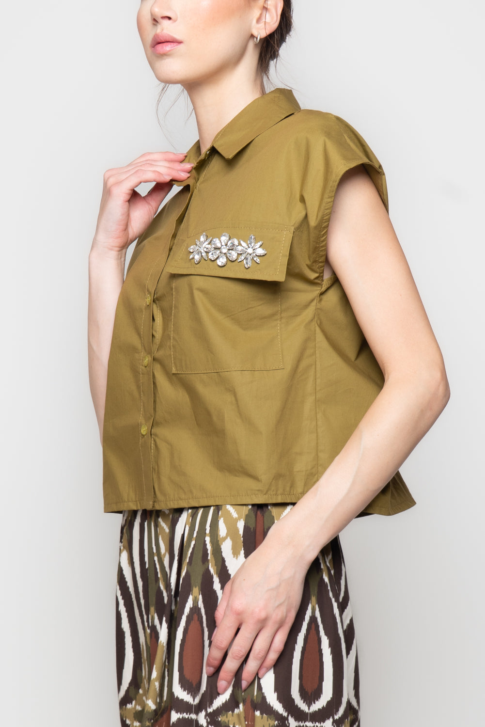 Camicia Smanicata con Dettaglio Gioello