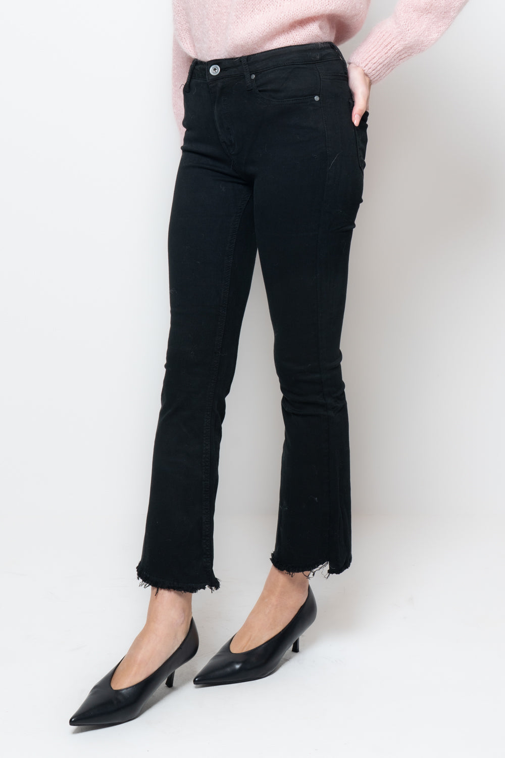 Pantalone flair crop sfrangiato