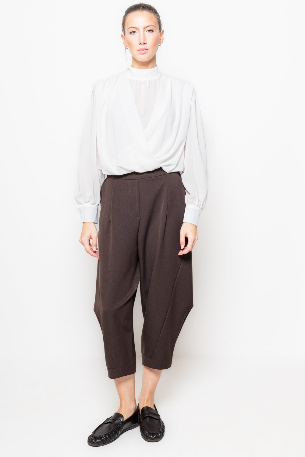 Blusa crop con drappeggio incrociato