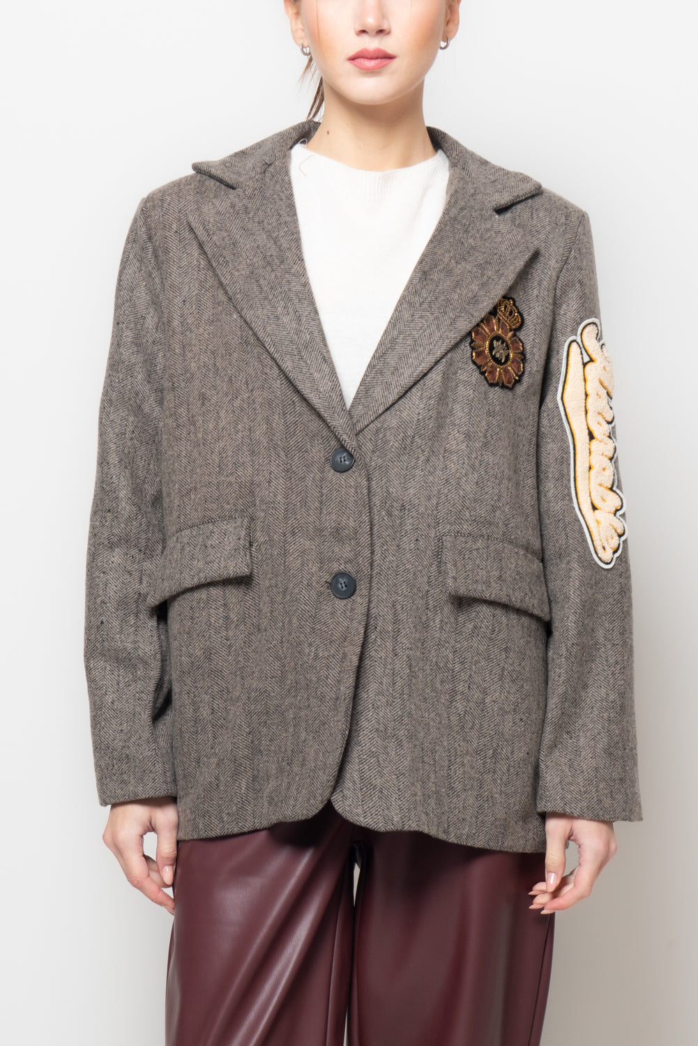 Giacca spigata con applicazioni