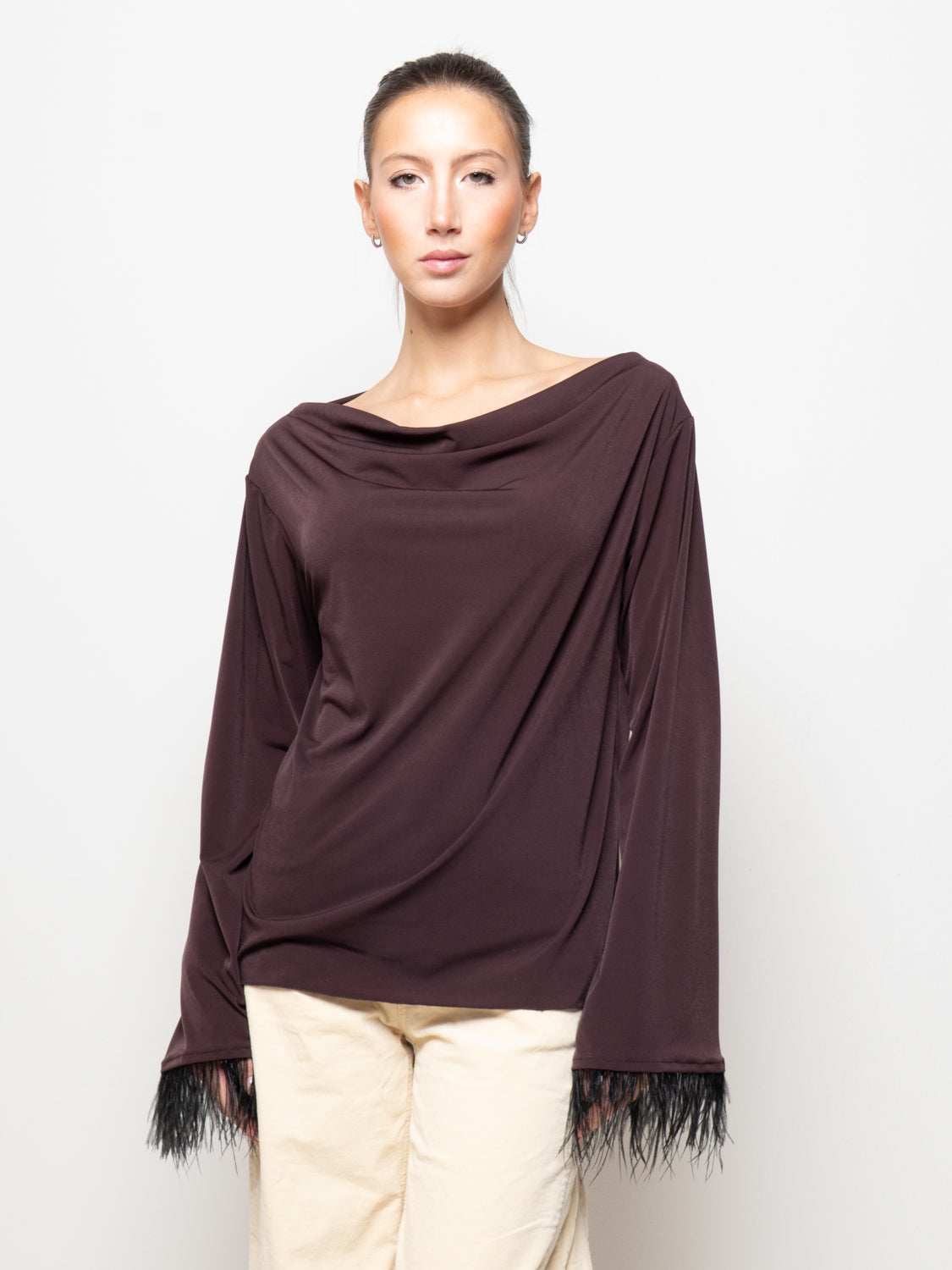 T-shirt con piume