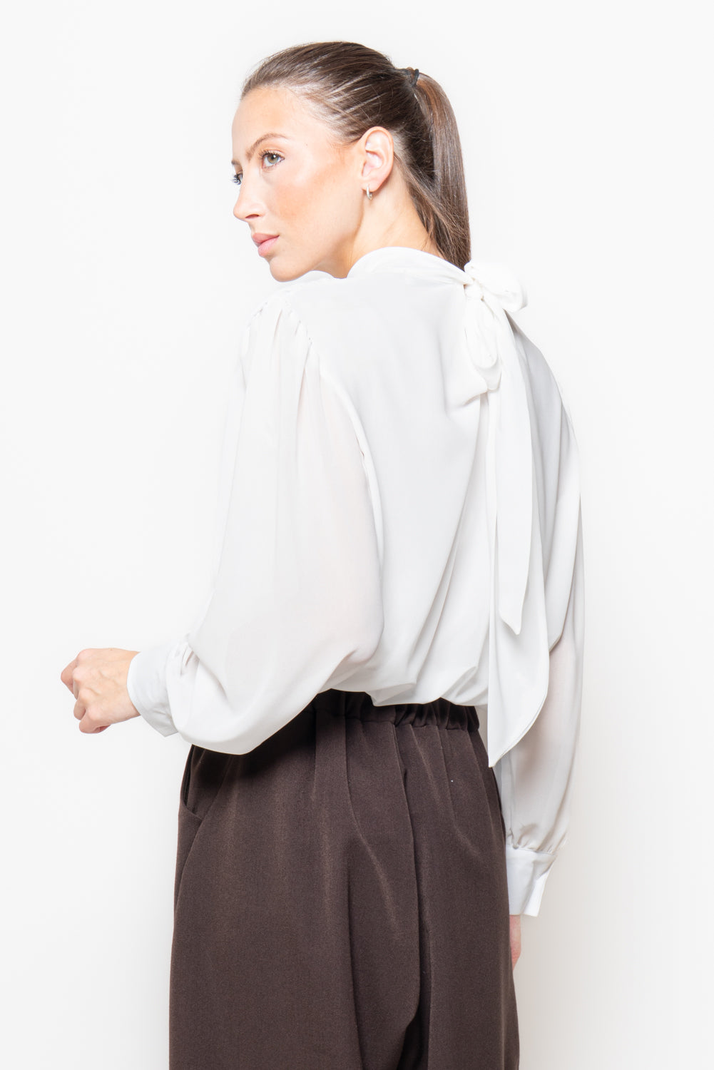 Blusa crop con drappeggio incrociato