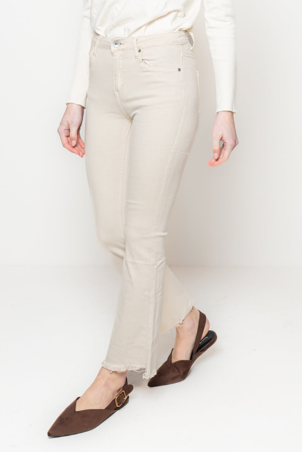 Pantalone flair crop sfrangiato