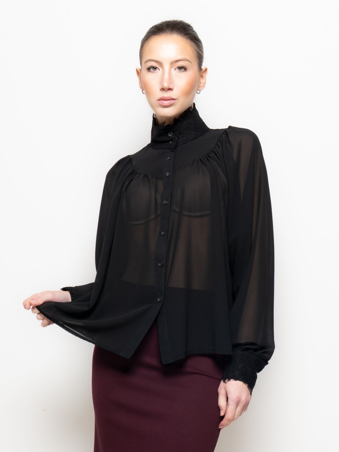 Camicia con pizzo a contrasto