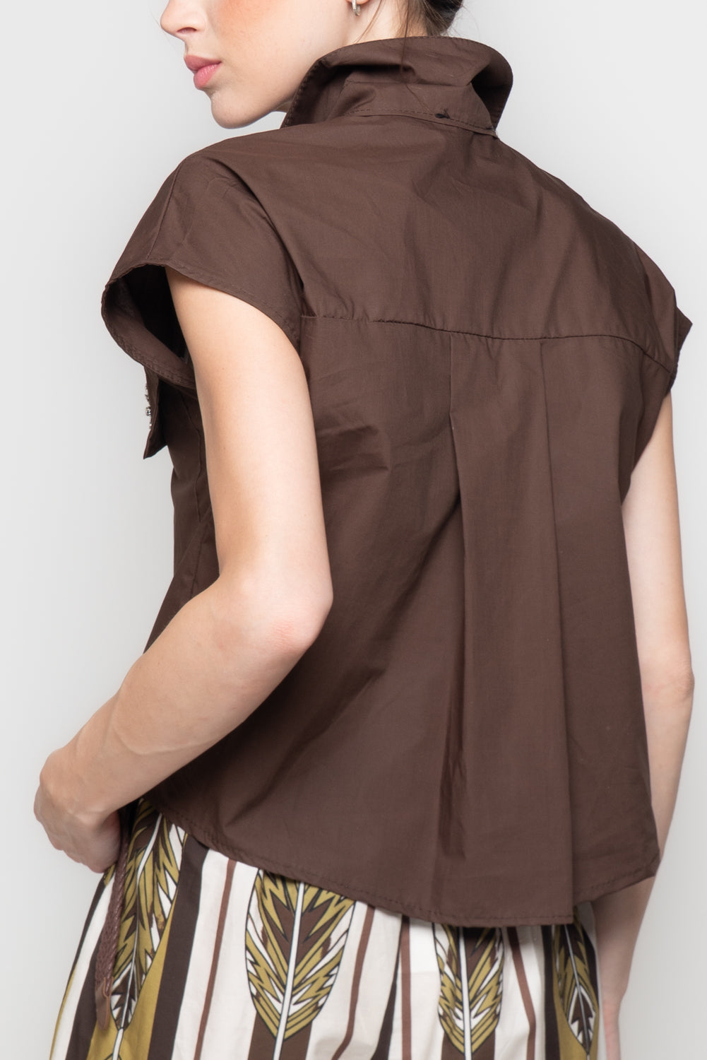 Camicia Smanicata con Dettaglio Gioello