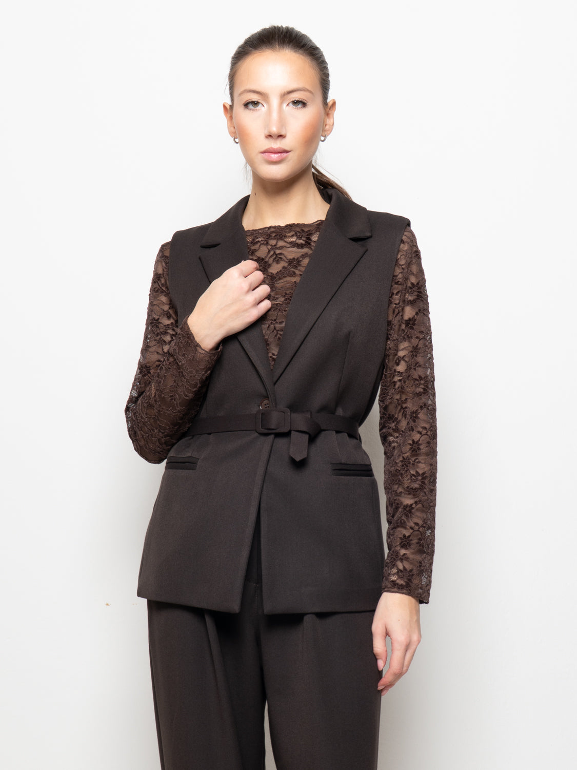 Gilet blazer smanicato con cintura