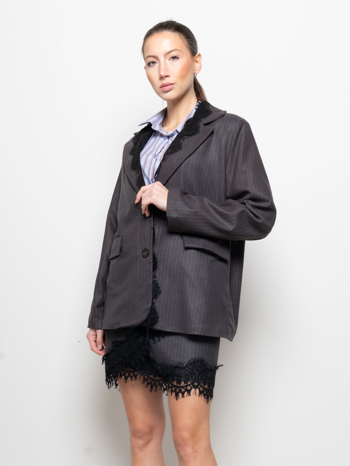 Giacca gessata con pizzo a contrasto