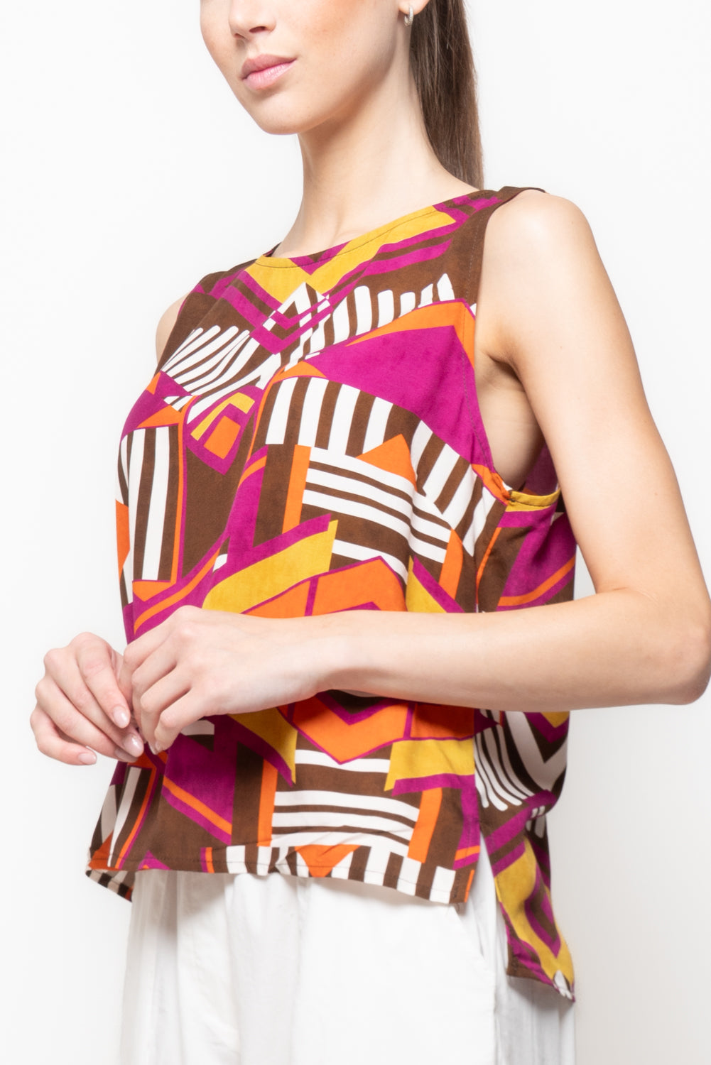 Top Smanicato Fluido con Stampa Geometrica