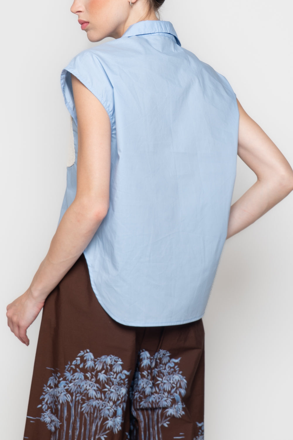 Camicia smanicata a righe con ricami Taglio