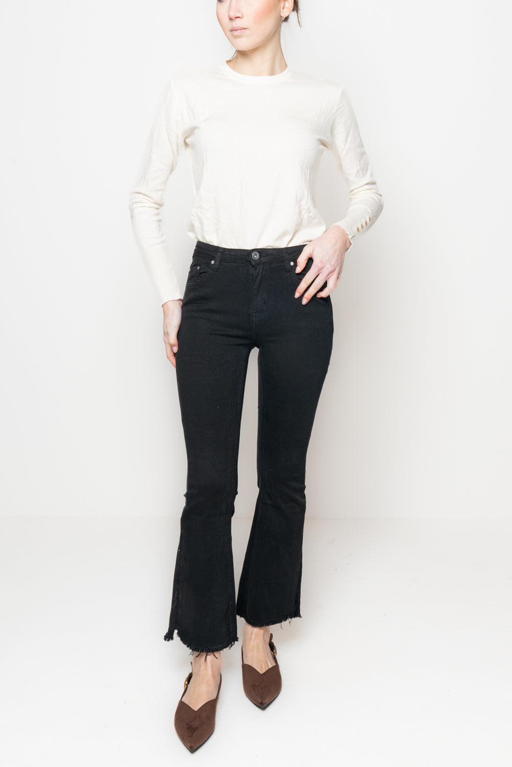 Pantalone flair crop sfrangiato