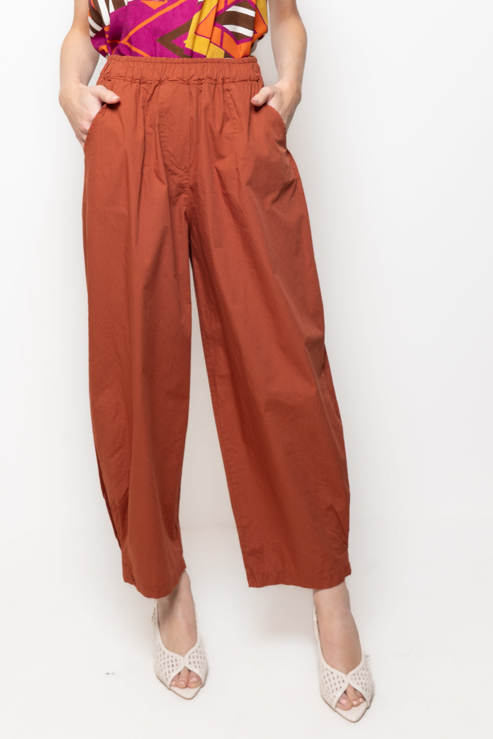 Pantalone barrel con maxi tasca