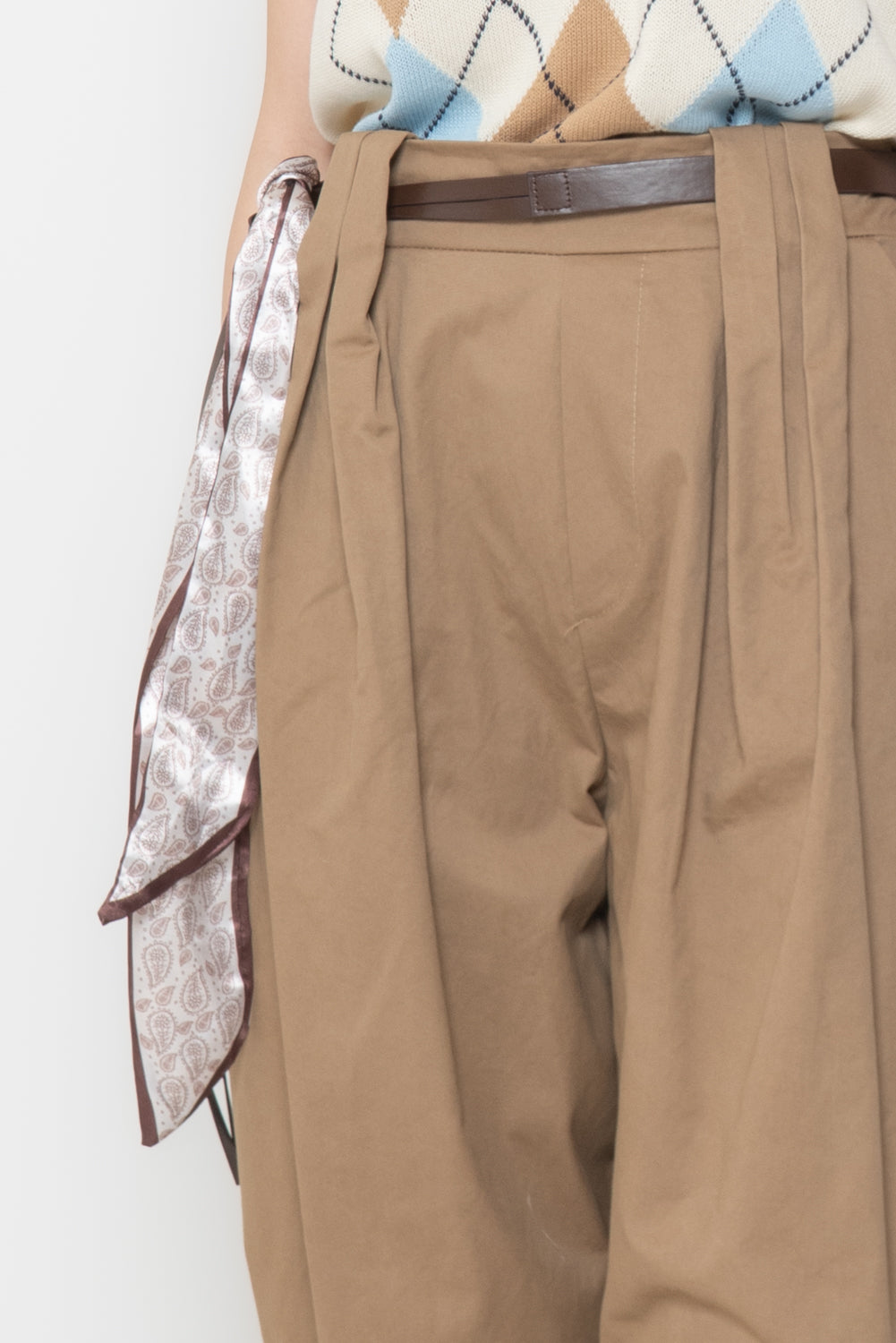 Pantaloni a Carota con Cintura e Foulard