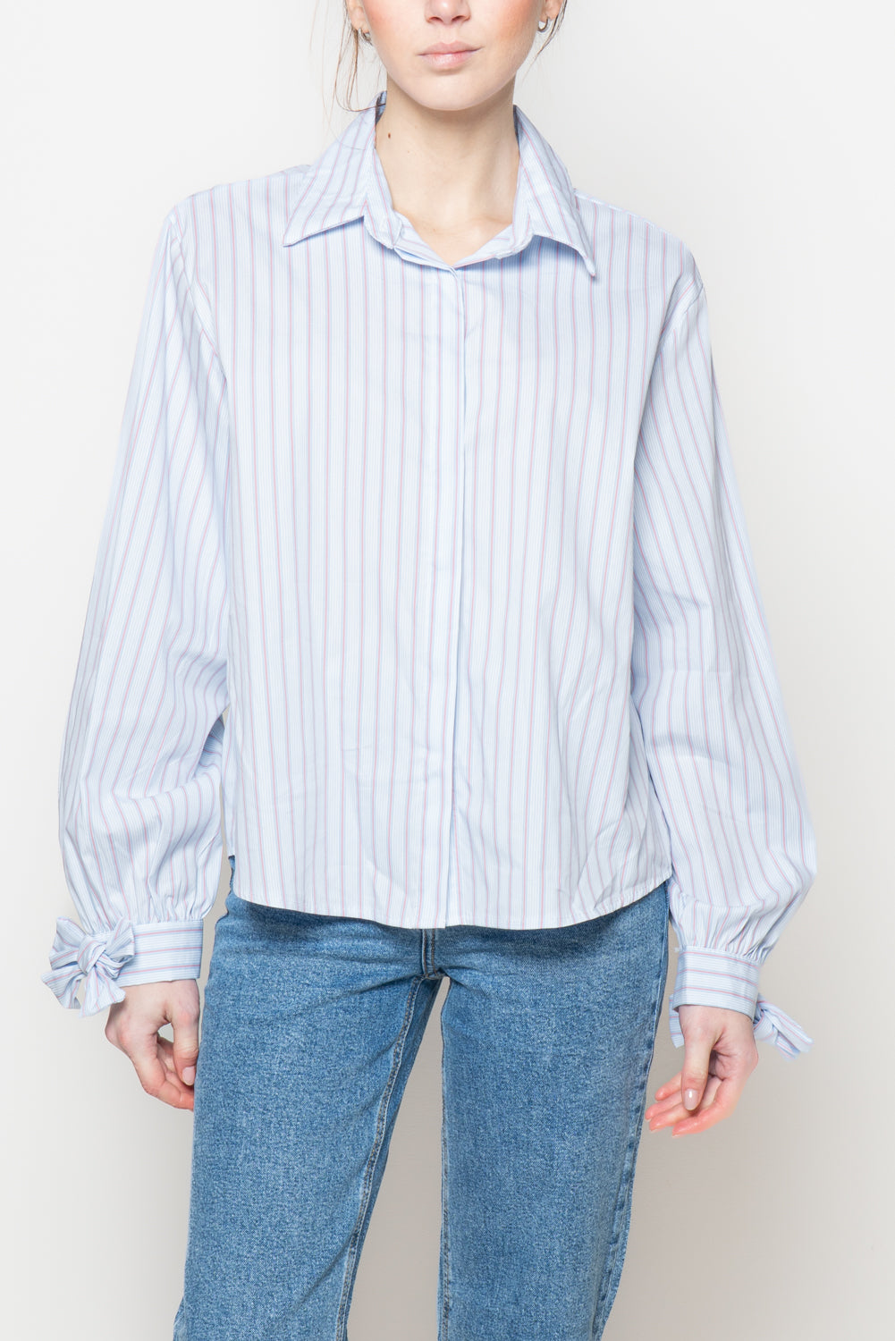 Camicia a righe con fiocchi