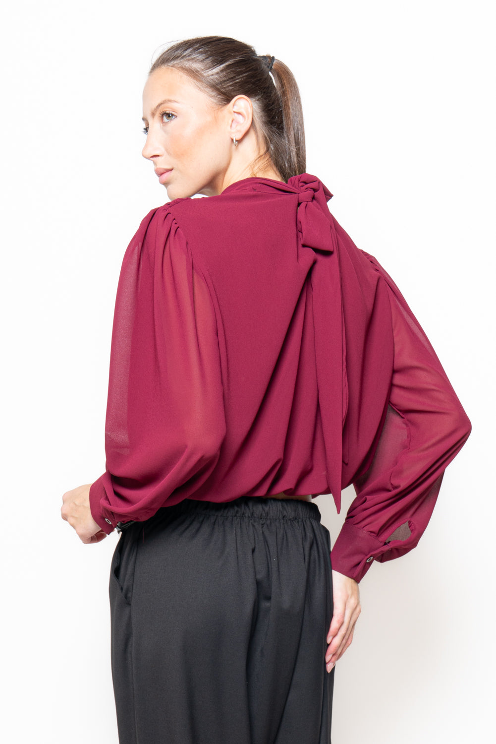 Blusa crop con drappeggio incrociato