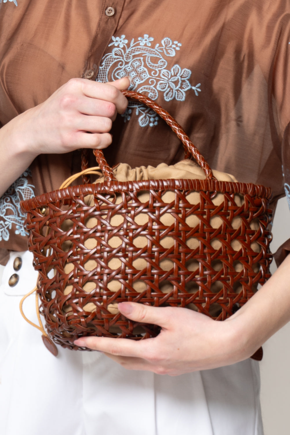 Borsa traforata in pelle