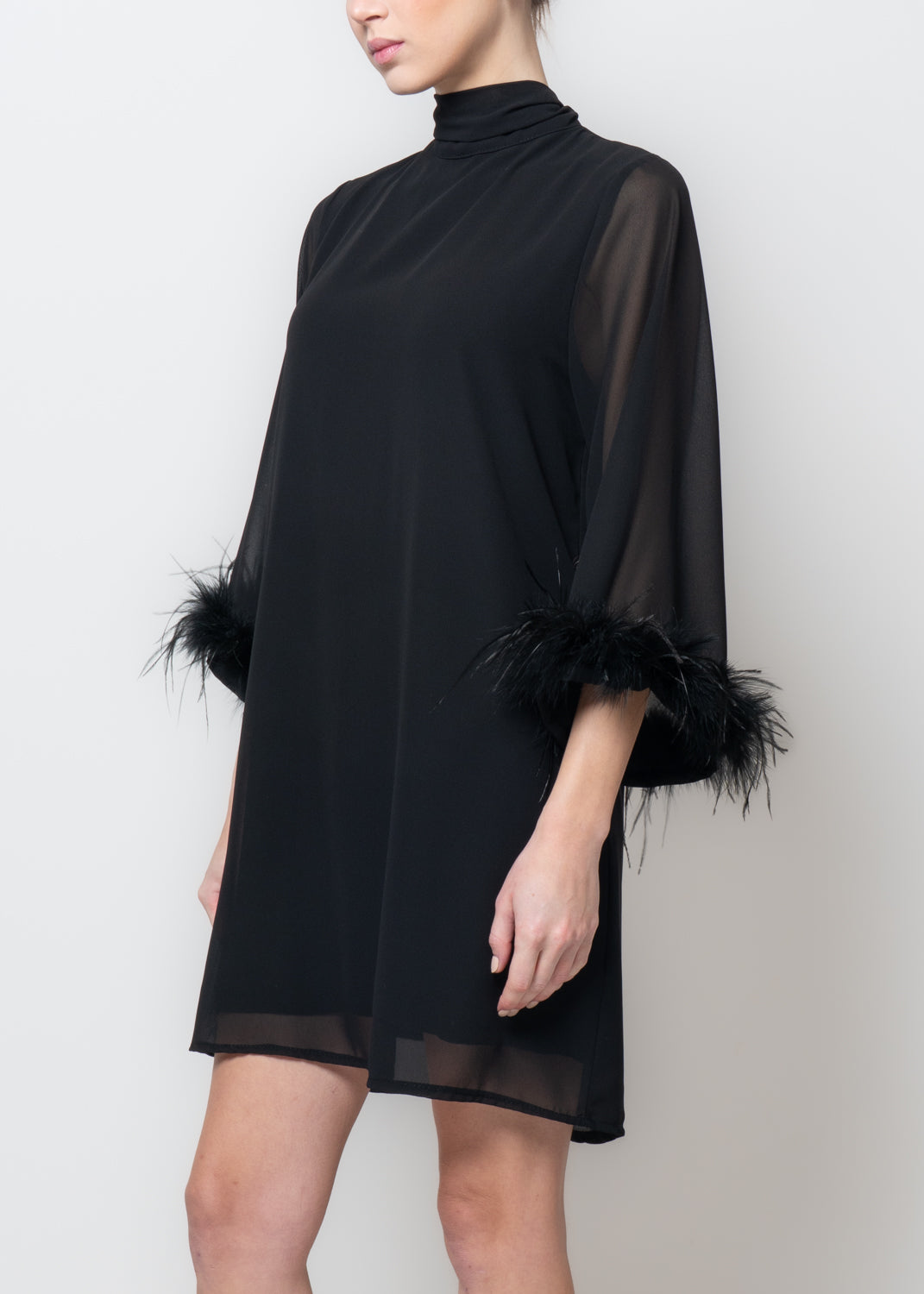 Abito in tulle con manica piume