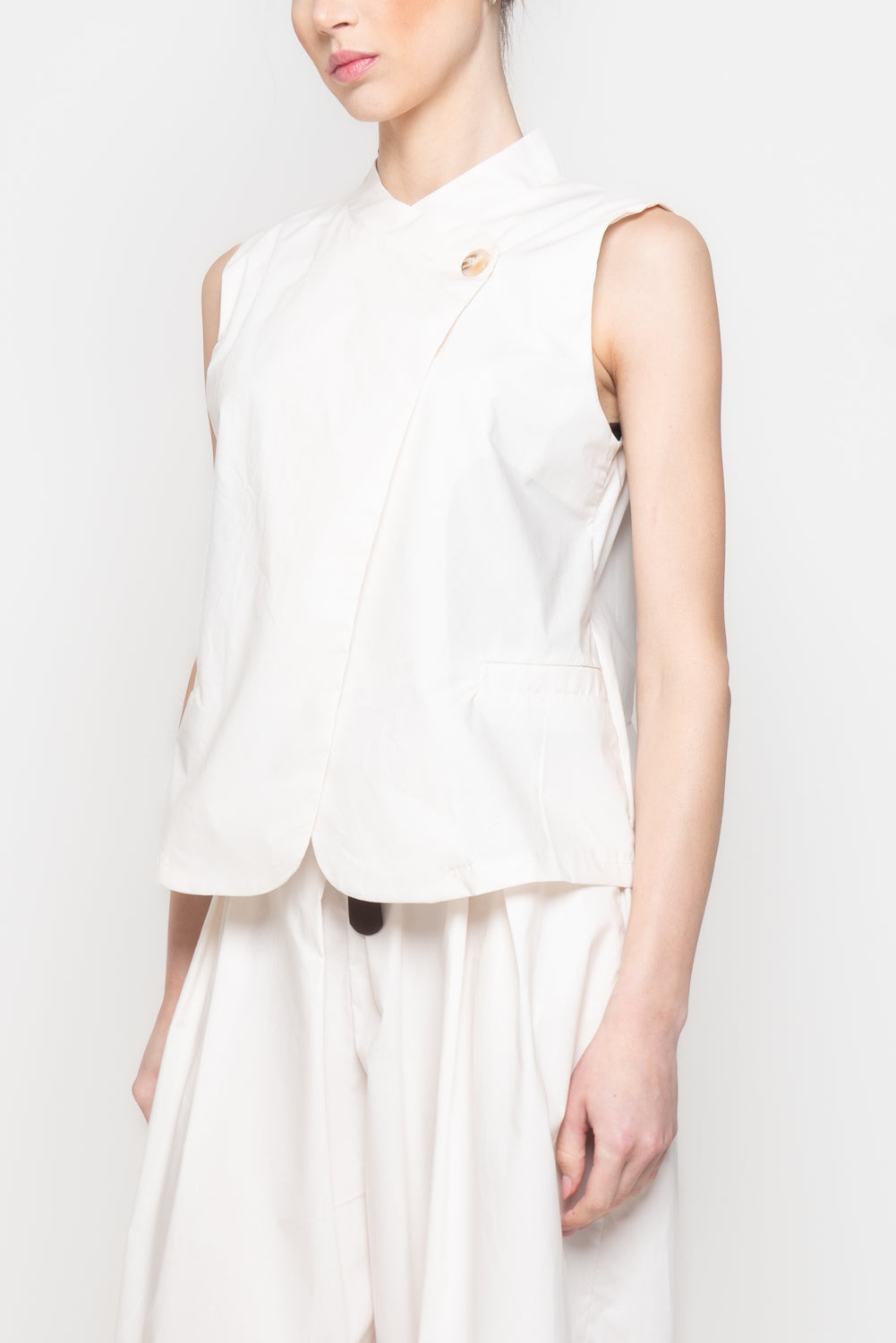 Gilet Strutturato con Chiusura Asimmetrica